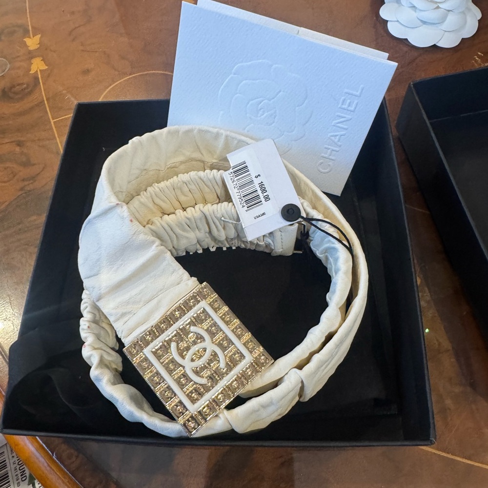 100% Authentic Chanel Cream Belt with Gold Embellished Buckle. Sz 95 cm Large
